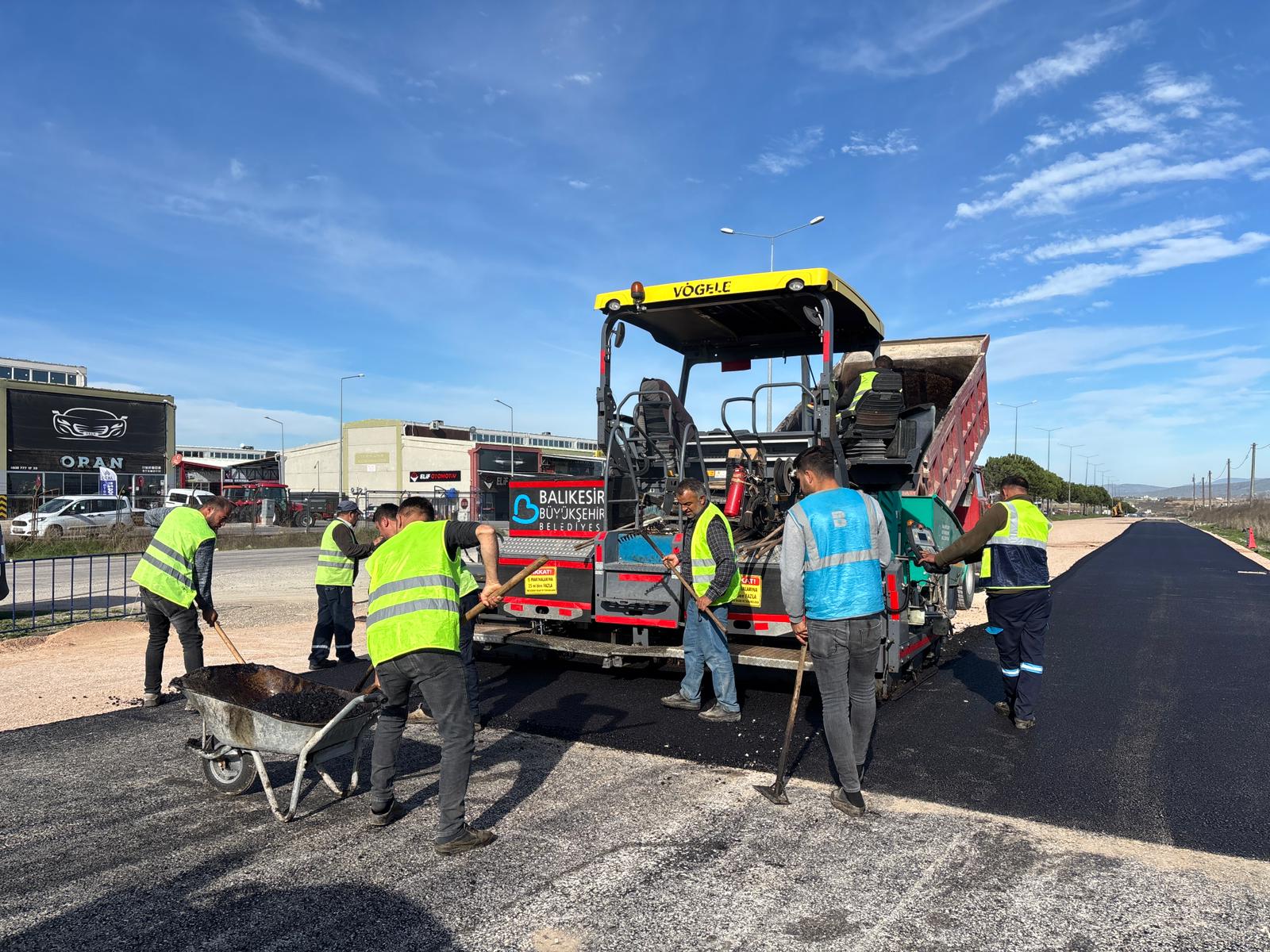 Kış şartlarına rağmen asfalta paydos yok: Büyükşehir Gönen’de 3 kilometre yol yeniledi