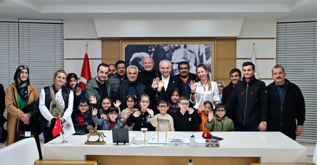 Mesut Kocagöz, görme sorunu olan öğrencilere gözlüklerini teslim etti