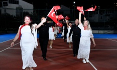 Kuşadası#039;nda Cumhuriyet coşkusu kortlara taşındı