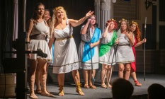 Kuşadası Belediye Tiyatrosu perde açtı