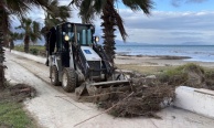 Kuşadası Belediyesi sağanak yağışın izlerini temizliyor