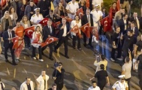 Vahap Seçer Bayrak Yürüyüşü'nde Mersinlilerle buluştu