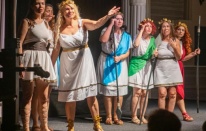 Kuşadası Belediye Tiyatrosu perde açtı