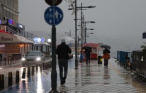 İzmir Büyükşehir Belediyesi ekipleri sağanak yağış ve fırtına nedeniyle seferber oldu