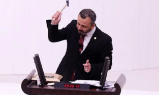 CHP’li vekilden Sansür Yasası'na çekiçli protesto!