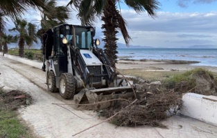 Kuşadası Belediyesi sağanak yağışın izlerini temizliyor