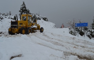 Antalya'da kar nedeniyle kapanan yollar açılıyor