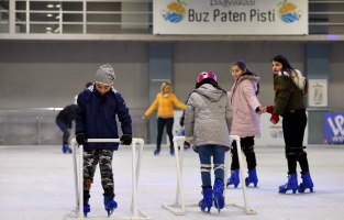 Muratpaşa Belediyesi'nden buz pateni kursu