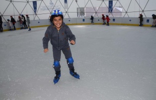 Kuşadası Belediyesi'nden öğrencilere 'buz pateni' hediyesi