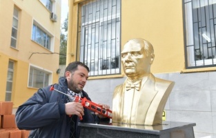 Çiğli Belediyesi'nden okullara Atatürk büstü