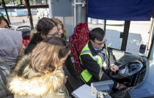 25 kadın aday, otobüs şoförlüğü için direksiyon sınavında
