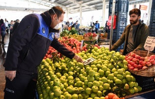 Pazarlar dezenfekte ediliyor; esnaf denetleniyor