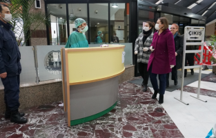 İzmit Belediyesi kendi ürettiği  siper maskeleri teslim etti