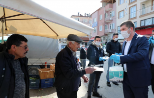 Burdur Belediyesi Salı Pazarı'nda maske dağıttı