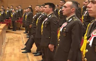 Atatürk anmasında ayağa kalkmayan askerler Meclis gündeminde