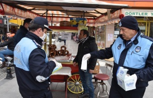 İzmit Belediyesinden simitçilere koronavirüse karşı maske ve eldiven