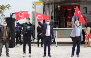 Bayraklı'da 23 Nisan coşkusu balkonlardan taştı