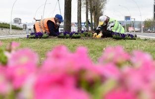 Başkan Yavaş'tan çiçek sürprizi