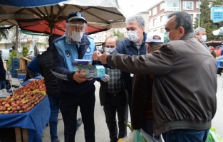 Büyükşehir'den pazarcı esnafına maske dağıtımı