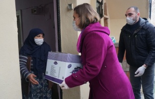 Başkan Hürriyet ilk gıda kolilerini elleriyle teslim etti