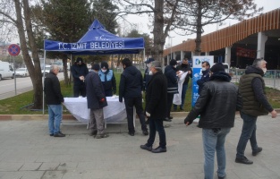 İzmit Belediyesi ücretsiz maske dağıtmaya pazardan başladı