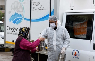 Her gün 3 bin 100 kişiye iftarlık yemek