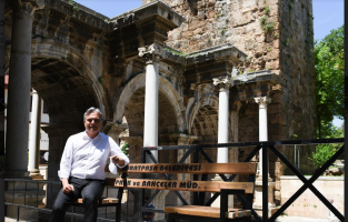 Antalya'da sosyal mesafe bankları