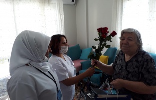 Kuşadası Belediyesi anneleri unutmadı