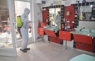 Kuşadası Belediyesi'nden berber ve kuaförlere hijyen desteği