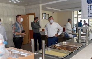 Seyhan'da ihtiyaç sahiplerine sıcak yemek