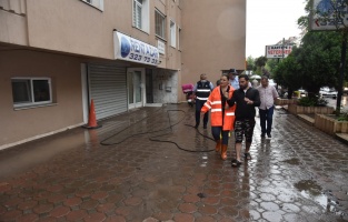 İzmit Belediyesi sağanak sonrası tüm ekipleriyle sahaya indi