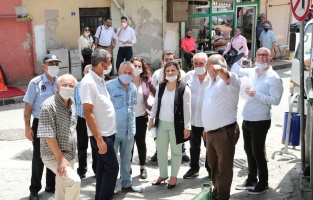 Başkan Hürriyet'ten Kuruçeşme esnafına moral ve maske desteği