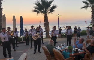 'Dünyanın en güzel gün batımında' konser