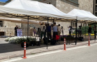 Meclis'te 'Biz Bize Yeteriz paraları nerede?' panosu