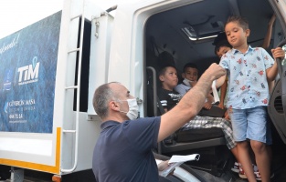 Kuşadası'nda çöp kamyonları çöp değil, sevgi topladı