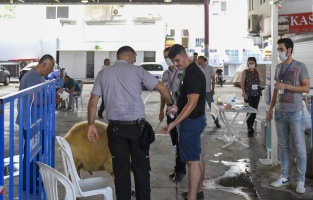 Herkesin ateşi ölçüldü, maskesiz girişe izin verilmedi