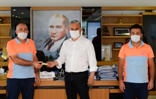 Buldukları mücevheri belediyeye teslim ettiler