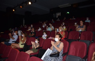 Kuşadası Belediye Tiyatrosu 5 ay sonra perdelerini açtı