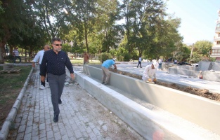 Bayraklı'ya yeni havuzlu park