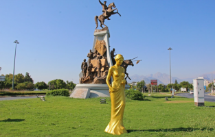 Altın Portakal heykelleri kenti süslüyor