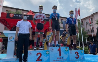 Karşıyakalı bisikletçiler madalyaları topladı!