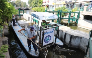 Porsuk Çayı üzerinde temizlik çalışmaları sürüyor