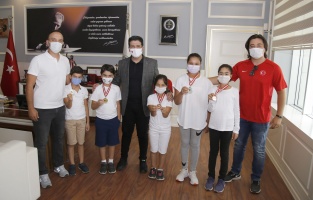 Başkan Turgay Genç şampiyonları ağırladı