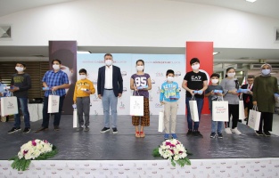 Bayraklı'da öğrencilere tablet dağıtımına başlandı