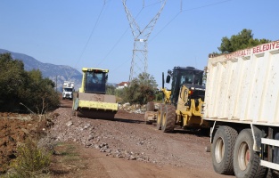 Döşemealtı'nda yol çalışmalarına start verildi