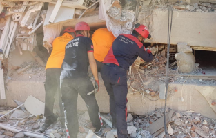 Adana Büyükşehir ekibi enkaz başında yoğun çalışıyor