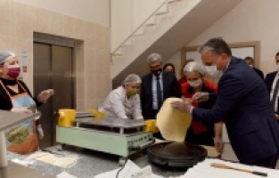 Başkan Uysal, kadınlarla erişte hazırladı