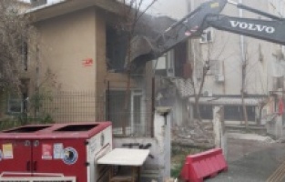 Kartal Belediyesi ilçedeki riskli yapıların yıkımına devam ediyor