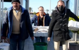 Kuşadası Belediyesi'nden balıkçı esnafına malzeme desteği