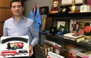 CHP'li vekilden Ulaştırma Bakanı'na hediye "tren"